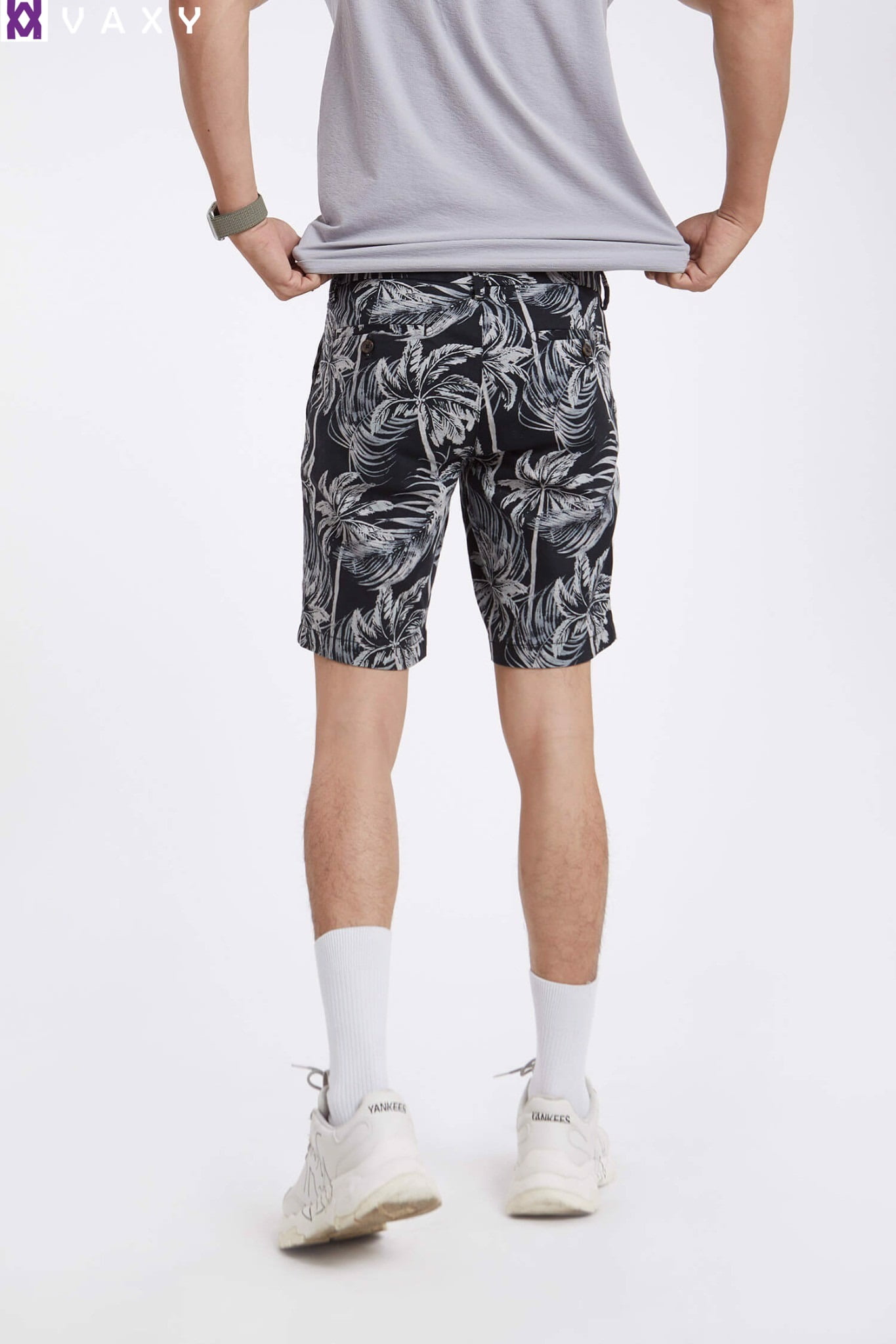 Nếu bạn đang tìm item đầy nổi loạn, quần short nam với họa tiết graphic là lựa chọn hoàn hảo.